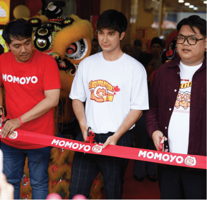 foto peringatan perayaan momoyo tahun perdana, yang diawali dengan gunting pita