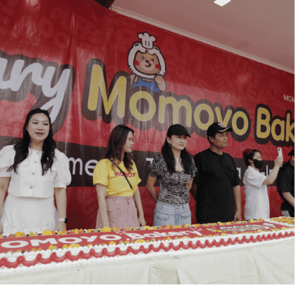 foto lima orang dalam peresmian momoyo bakery