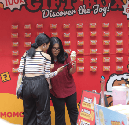 dua orang pelanggan yang berada di depan gift box momoyo